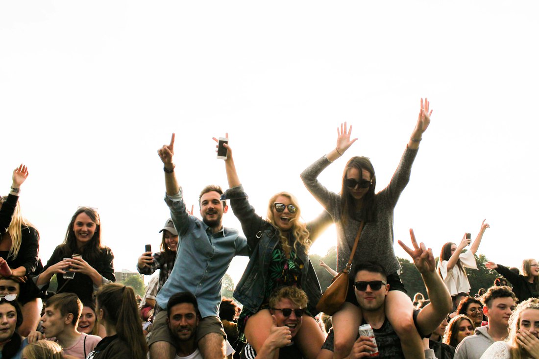 Гости на open-air вечеринке у сцены